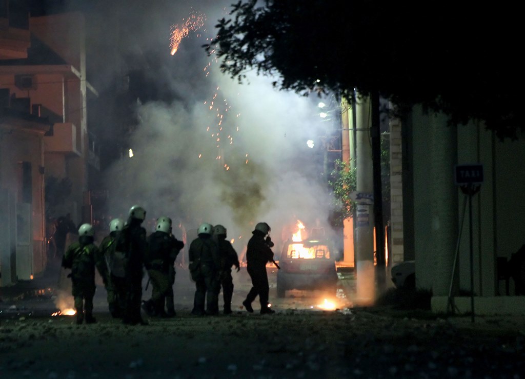 Εξάρχεια: Μολότοφ, προσαγωγές και συλλήψεις