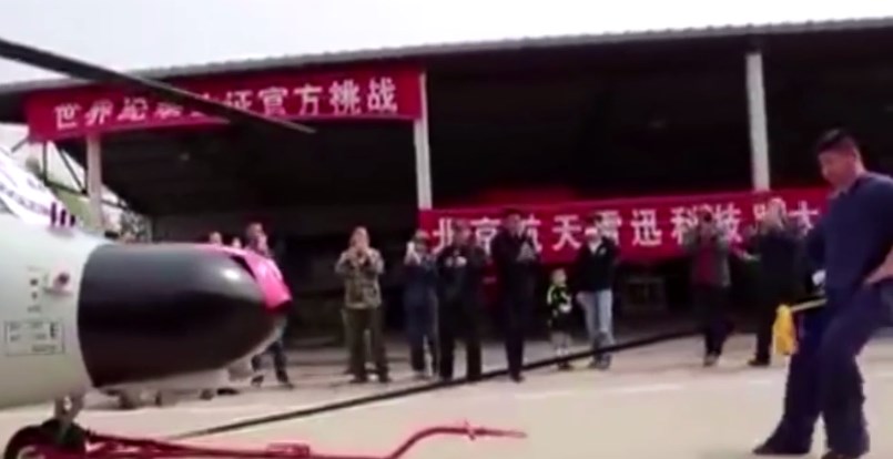 Ασύλληπτο: Δάσκαλος του Κουνγκ Φου τραβά ελικόπτερο με το πέος του (Video)