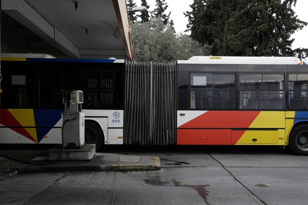Θεσσαλονίκη: Επισκεύασαν λεωφορείο του ΟΑΣΘ με… σελοτέιπ (Photo)
