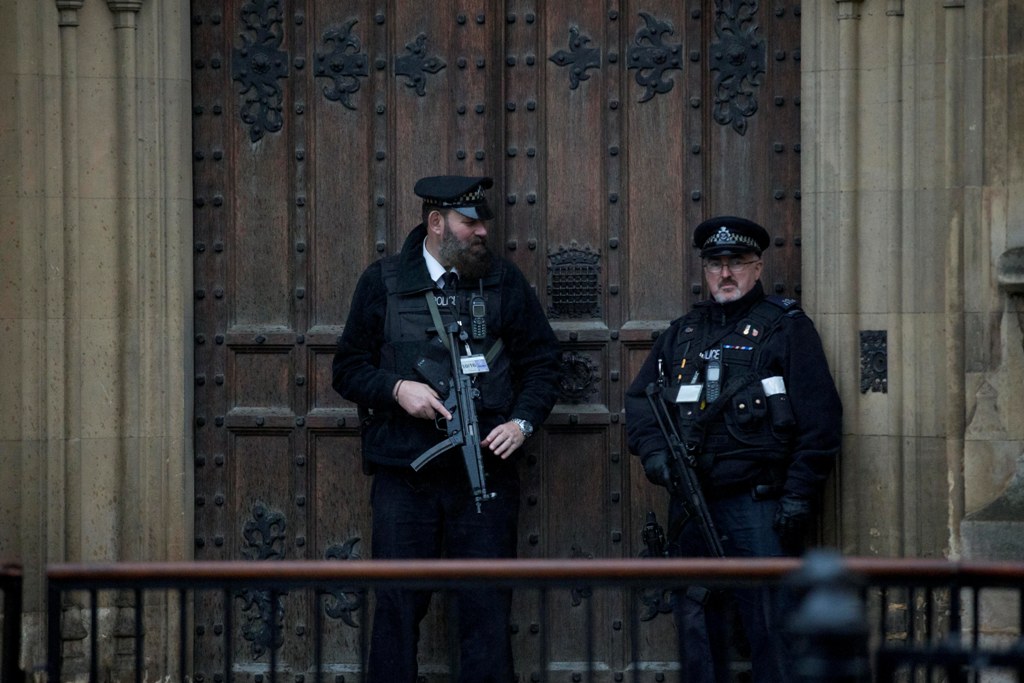Bρετανία: Με 50 σφαίρες οι αστυνομικοί σταμάτησαν τους μακελάρηδες