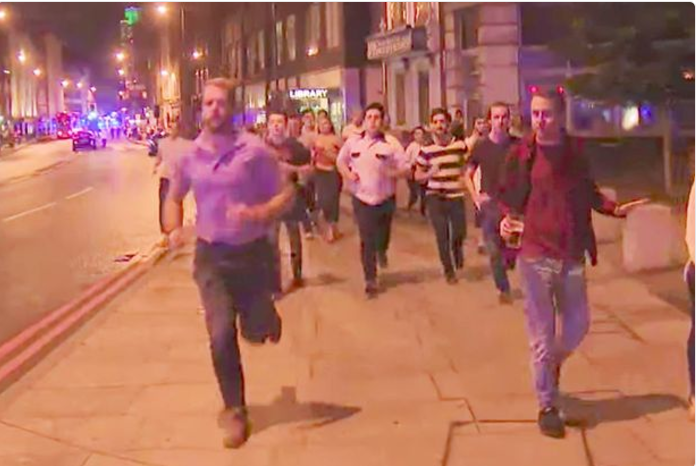 Λονδίνο: Ο άντρας που ξέφευγε από την επίθεση με τη μπύρα στο χέρι (Photo + Video)