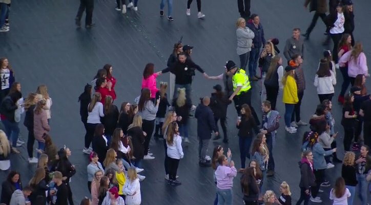 Viral: Ο αστυνομικός που χόρεψε με τα παιδιά στη συναυλία της Αριάνα Γκράντε (Video)