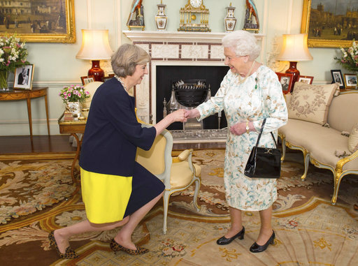 Βρετανία: Στην Βασίλισσα η Μέι – Θα προσπαθήσει να σχηματίσει κυβέρνηση