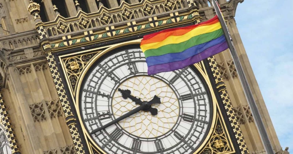 Βρετανία: Γιατί η ΛΟΑΔ κοινότητα «τα ‘βαλε» με τη Μέι και τους συμμάχους της
