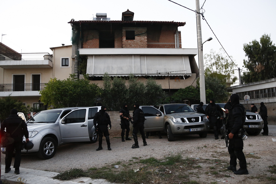 Μενίδι: Αστυνομικοί ψάχνουν για κάλυκες μετά τον τραγικό θάνατο του 11χρονου μαθητή (Video και Photos)