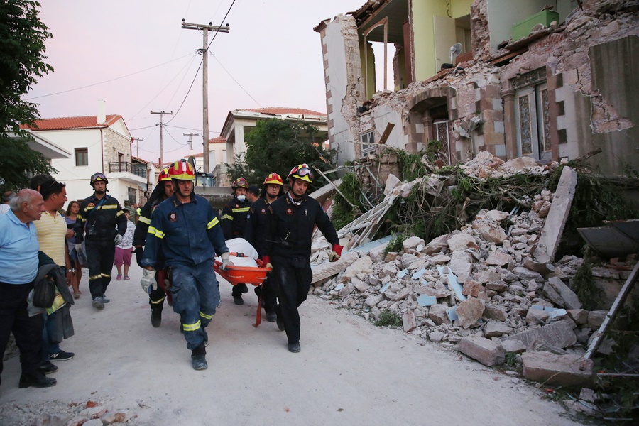Σεισμός Λέσβος: Νεκρή βρέθηκε η εγκλωβισμένη γυναίκα (Video και Photos)
