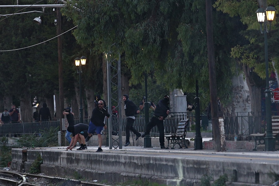 Ένταση στην πορεία στο Μενίδι – Δακρυγόνα και κροτίδες από τα ΜΑΤ (Photos)