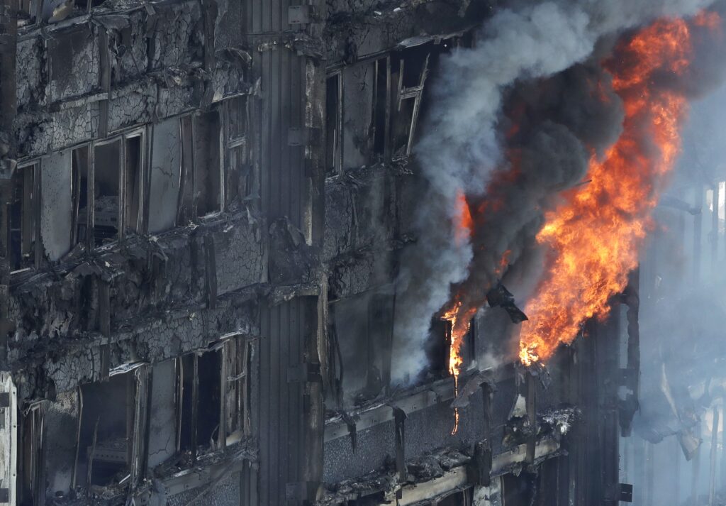Λονδίνο: Αυξήθηκε στους 30 ο αριθμός των νεκρών από την πυρκαγιά