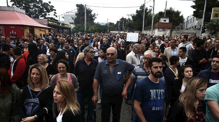 Πορεία διαμαρτυρίας κατοίκων στο Μενίδι για τον θάνατο του Μικρού Μάριου