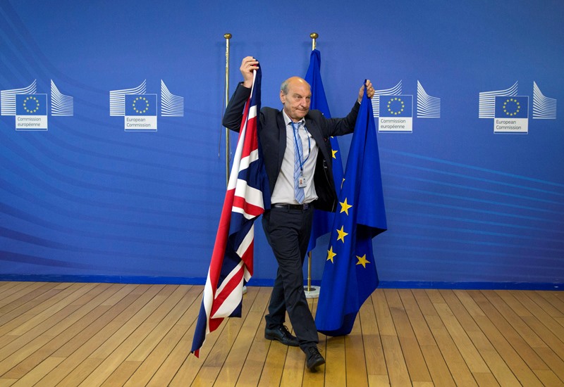 Ξεκινούν οι διαπραγματεύσεις για το Brexit – Σκληρό μπρα-ντε-φερ στις Βρυξέλλες
