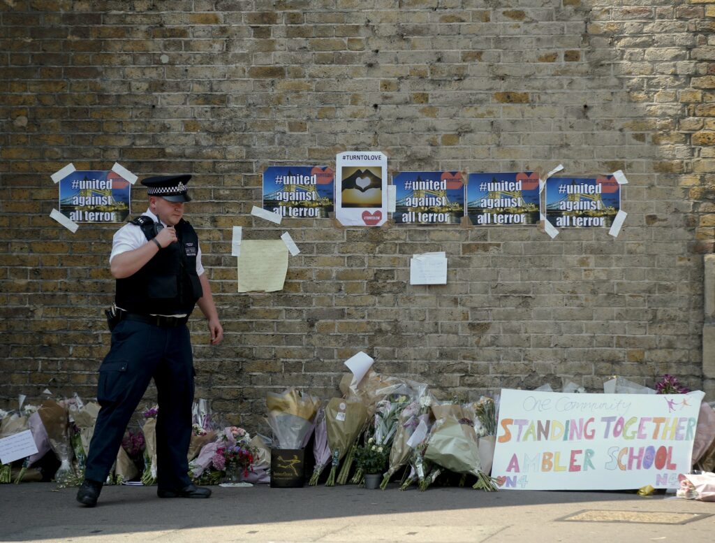 Μέι: Αποκρουστική και τρομοκρατική η επίθεση κατά μουσουλμάνων στο Λονδίνο