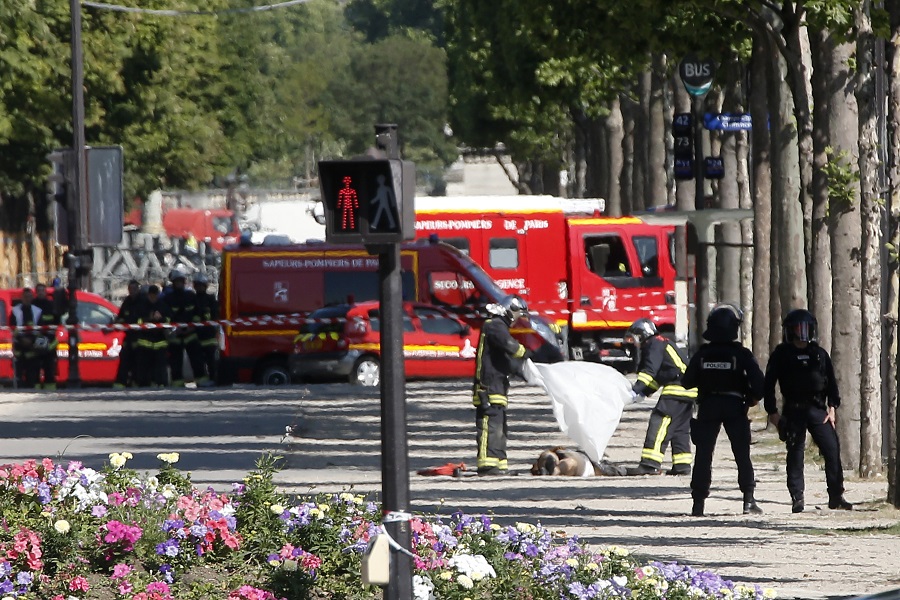 Παρίσι: Αμάξι έπεσε πάνω σε βαν της αστυνομίας – Νεκρός ο οδηγός (Photos-Video)