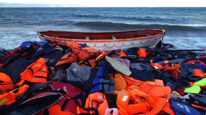 Φόβοι για εκατόμβη νεκρών από ναυάγιο στα ανοικτά της Λιβύης – Τουλάχιστον 126 αγνοούμενοι μετανάστες