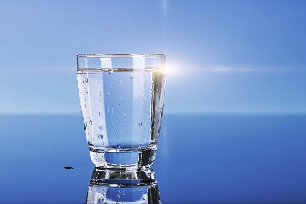 Ιδού πόσο νερό πρέπει να πίνουμε μέσα στη μέρα