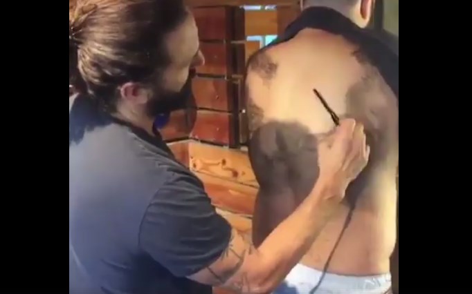 Viral: Ο τύπος που έκανε αποτρίχωση πλάτης με… φαλτσέτα! (Video)