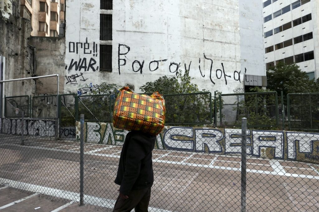 Σε κίνδυνο φτώχειας το 35,6% των Ελλήνων – «Στο κόκκινο» οι εργαζόμενες γυναίκες