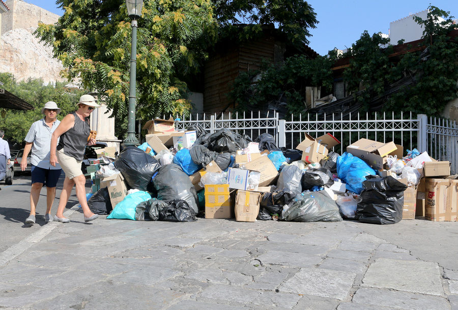 Η λύση που προωθεί η κυβέρνηση για τα σκουπίδια: Ολιγόμηνες συμβάσεις για 6.100 άτομα