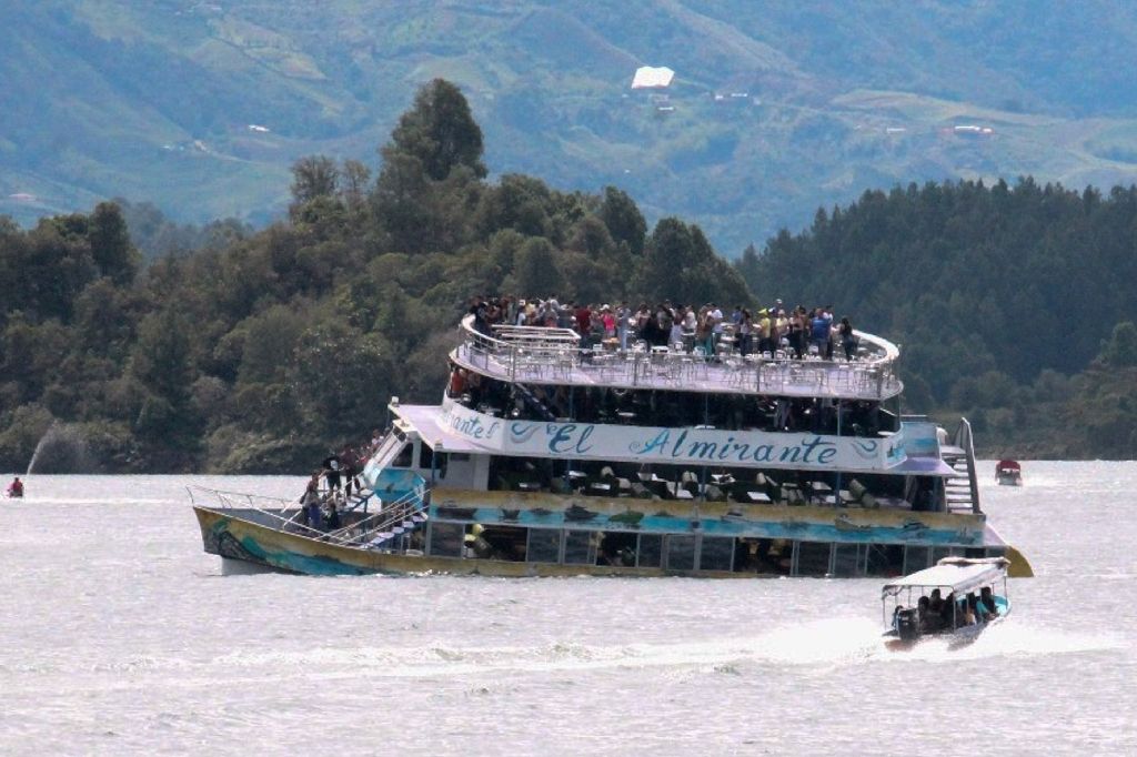 Κολομβία: Εννέα νεκροί από βύθιση τουριστικού πλοίου (Video + Photos)