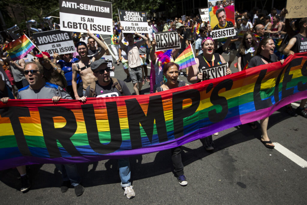 Νέα Υόρκη – Gay Pride: «Τα’ψαλαν» στον Τραμπ! (Photos)