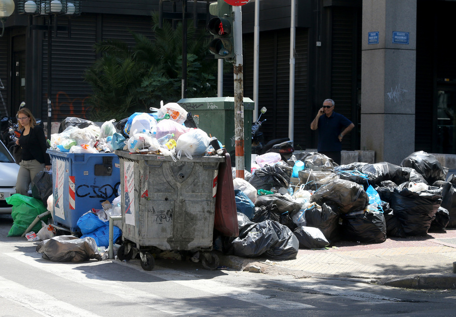 Σήμερα κατατίθεται η πρόταση Σκουρλέτη για τους συμβασιούχους στην καθαριότητα