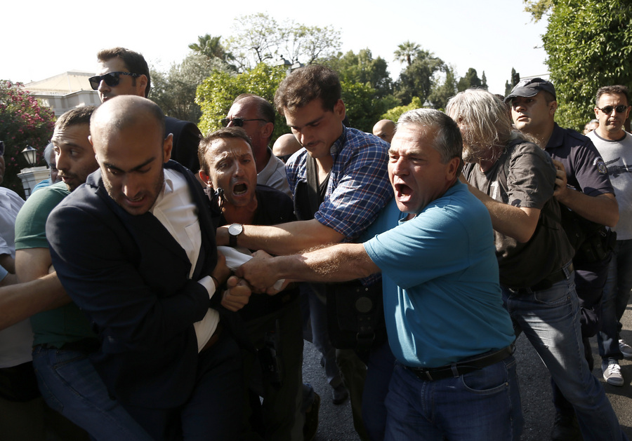 «Μικροένταση» έξω από το Μέγαρο Μαξίμου (Video)