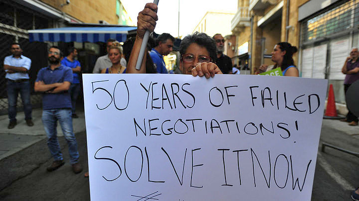 Κυπριακό: Διαδήλωση στη νεκρή ζώνη: «Μην μας προδώσετε!»