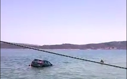 Σαλαμίνα: Το αυτοκίνητό του έπεσε στη θάλασσα και βούτηξε για να το  βγάλει (Video)