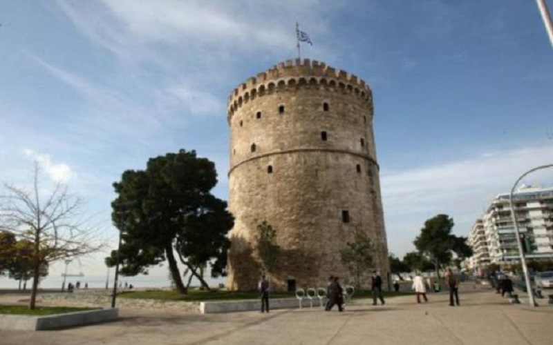 Τον μαχαίρωσαν στο στήθος μέρα μεσημέρι μπροστά στον Λευκό Πύργο (Video)