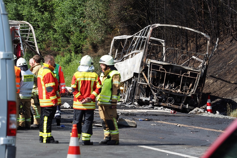 Γερμανία: Στις φλόγες λεωφορείο μετά από σύγκρουση με φορτηγό – Δεκάδες νεκροί και τραυματίες (Photos)