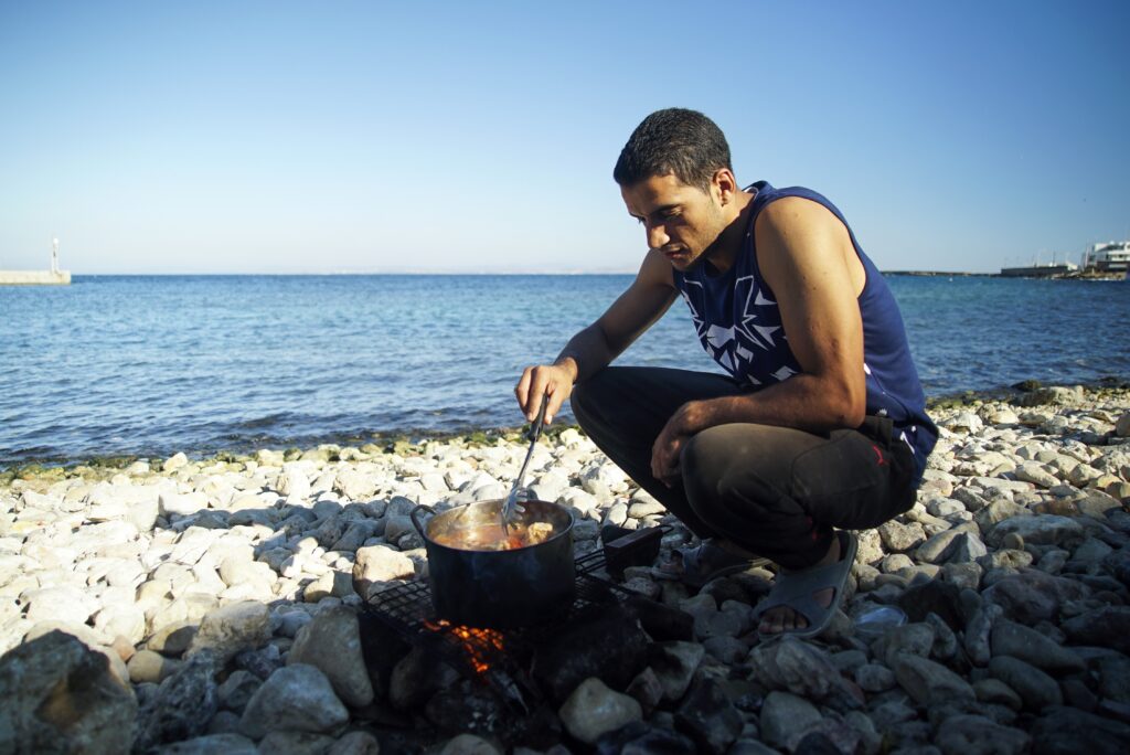 Ψάχνουν πρόσφυγες στη Σάμο για να την παραδώσουν «καθαρή» στους τουρίστες