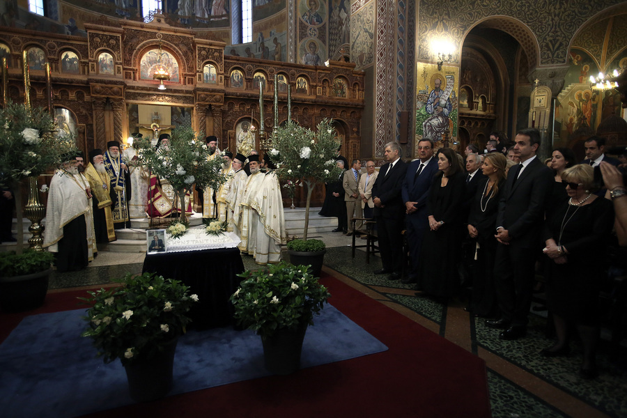 Χωρίς τη Ντόρα Μπακογιάννη το μνημόσυνο για τον Κωνσταντίνο Μητσοτάκη (Photos)