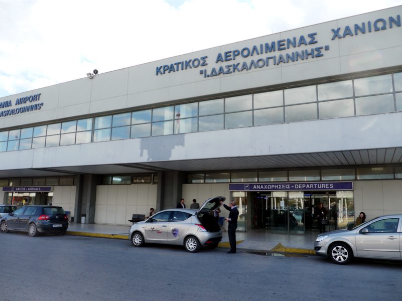 Χανιά: Δήμαρχος άρχισε να τρέχει στην πίστα του αεροδρομίου και τον «μάζεψαν» οι σεκιουριτάδες!