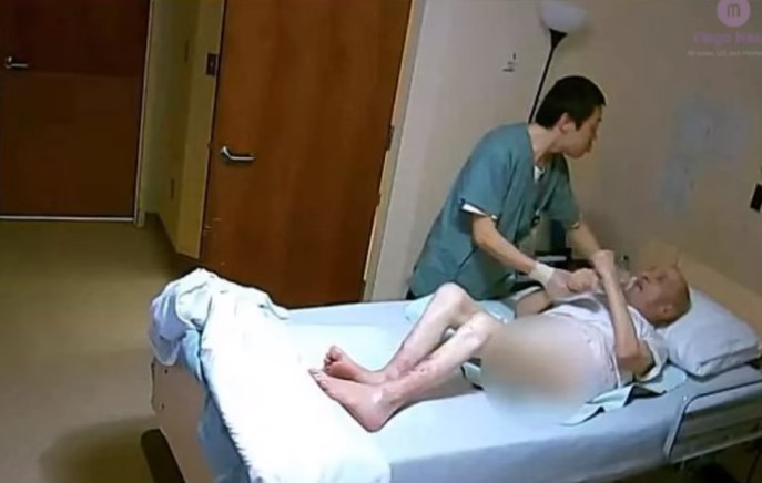 Απίστευτη αγριότητα: Νοσηλευτής κακοποιεί 90χρονο με άνοια (Video)