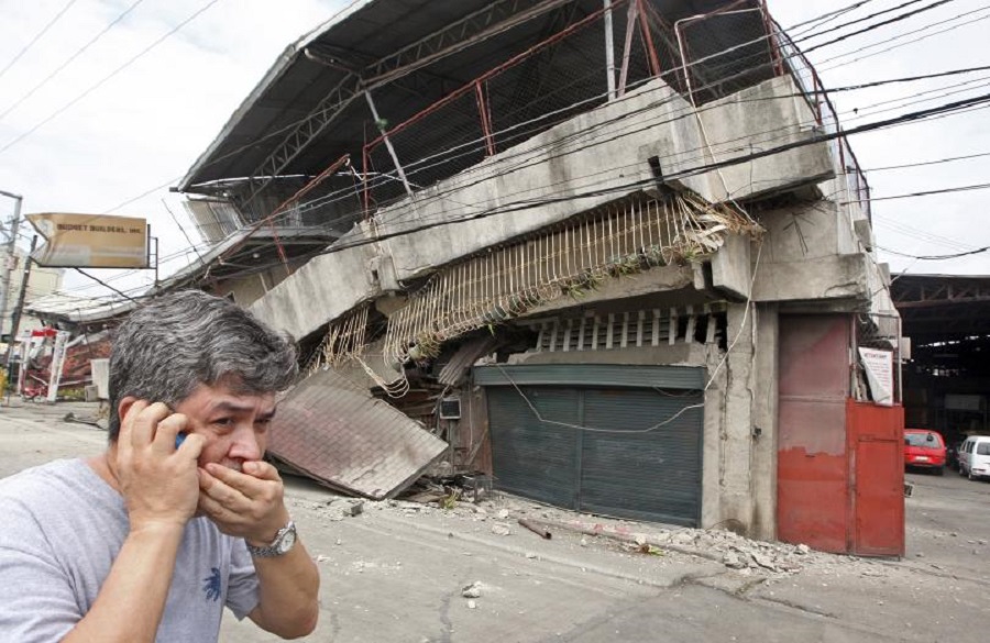 Ένας νεκρός από τον ισχυρό σεισμό στις Φιλιππίνες – Βίντεο από τη στιγμή που χτύπησε ο εγκέλαδος