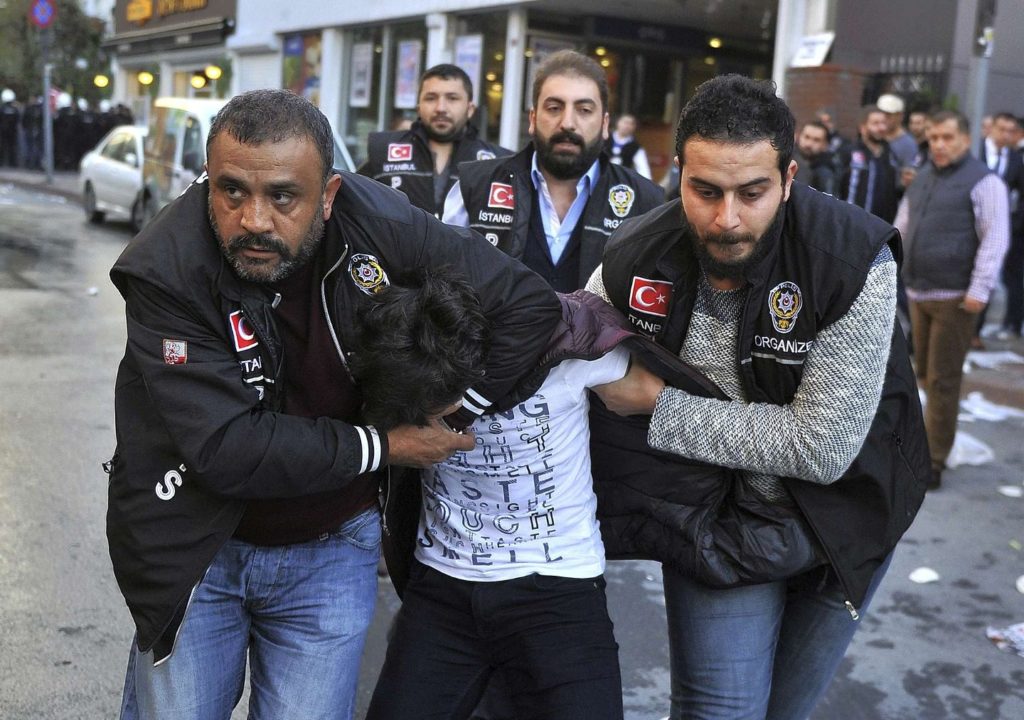 Εκκαθαρίσεων συνέχεια στη Τουρκία – Ένταλμα σύλληψης 72 Πανεπιστημιακών!