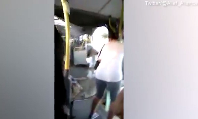 Η απίστευτη στιγμή που λεωφορείο-«φυσαρμόνικα» κόβεται στη μέση (Video)