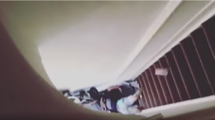 Ολλανδός πετάει από τις σκάλες μαύρη τουρίστρια που διέμενε στο σπίτι του μέσω Airbnb (Video)