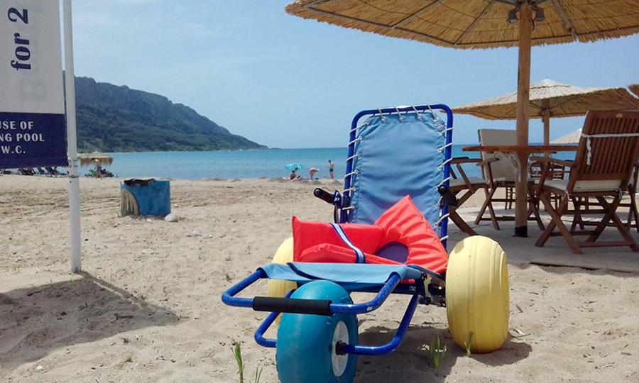 Πρωτιά για την Κέρκυρα – Πρόσβαση στη θάλασσα για ΑμΕΑ με πλωτά αναπηρικά αμαξίδια! (Photos)
