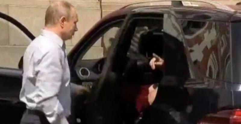 Η μυστηριώδης «γυναίκα με τα κόκκινα» και ο Πούτιν