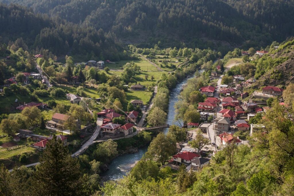 Και όμως, υπάρχει ένα μέρος στην Ελλάδα που μέσα στον καύσωνα έχει κάτω από 10 βαθμούς Κελσίου!