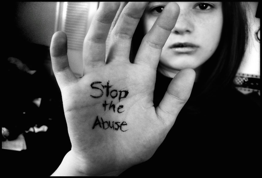 Όλοι μαζί μπορούμε να σταματήσουμε την κακοποίηση – Πού καταγγέλλουμε περιστατικά