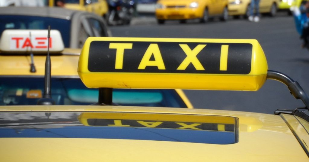 Χειροπέδες σε 13 οδηγούς ταξί – Πάνε αυτόφωρο
