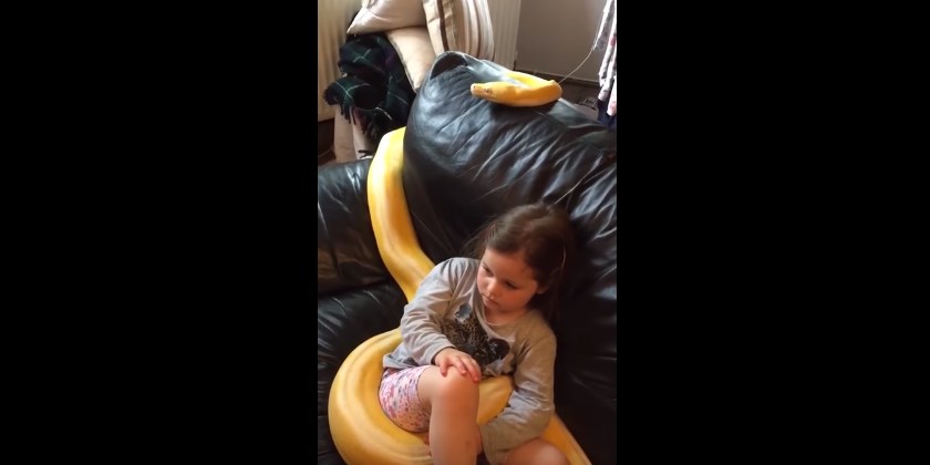 Το απίστευτο βίντεο μιας μικρούλας που βλέπει τηλεόραση μαζί με το 3,5 μέτρων… φίδι της! (Video)