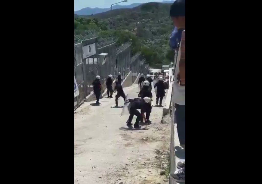 Νέα εξέγερση στη Μόρια – Βίντεο-σοκ με ΜΑΤ να πετάνε πέτρες σε πρόσφυγες (Video)