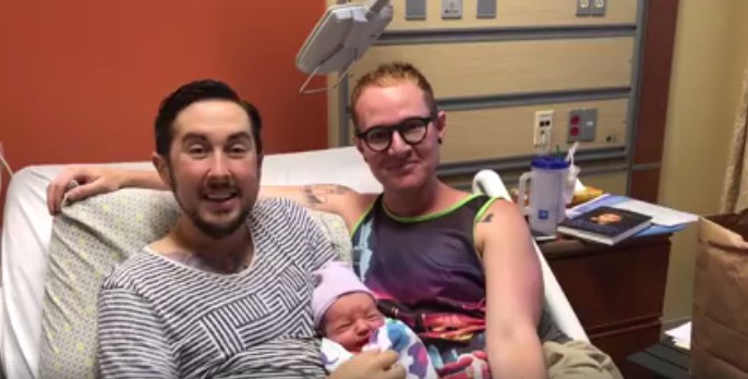 Ο γκέι τρανς έγινε πατέρας – Γέννησε ένα υγιέστατο αγοράκι (Video)