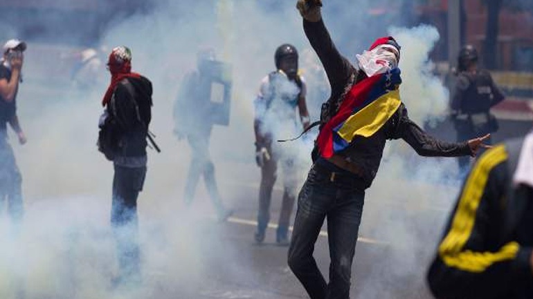 Εκτός ελέγχου η κατάσταση στη Βενεζουέλα – Διαδηλωτές έκαψαν ζωντανούς δύο άνδρες (Video)