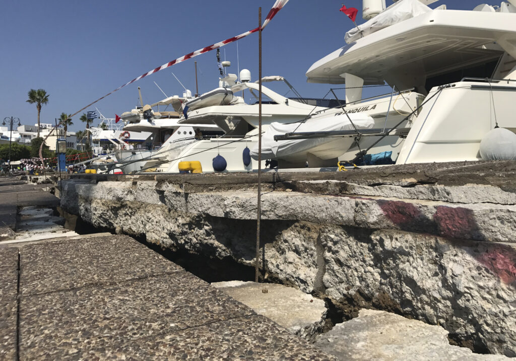 Σεισμός Κως: Στα δύο «έσπασε» το λιμάνι του νησιού