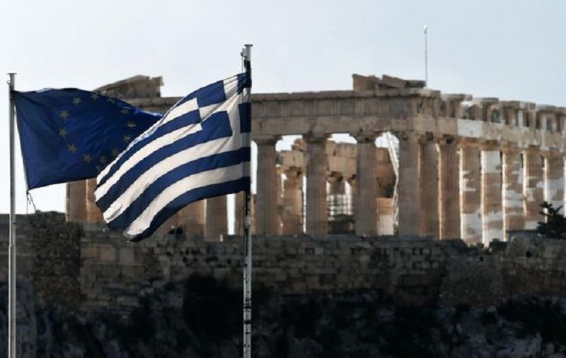 Guardian: Η Αθήνα βλέπει πια το τέλος της λιτότητας και των μνημονίων