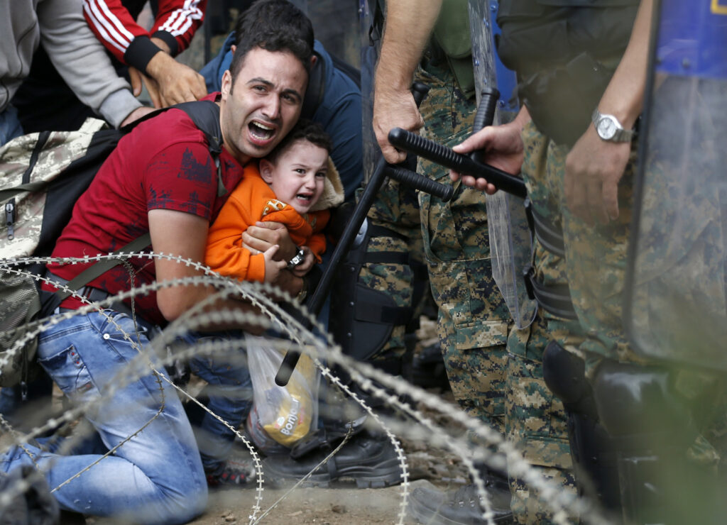 Η Ευρώπη-φρούριο δείχνει τα δόντια της: «Παράνομη διάβαση συνόρων» και η υποδοχή προσφύγων για ανθρωπιστικούς λόγους