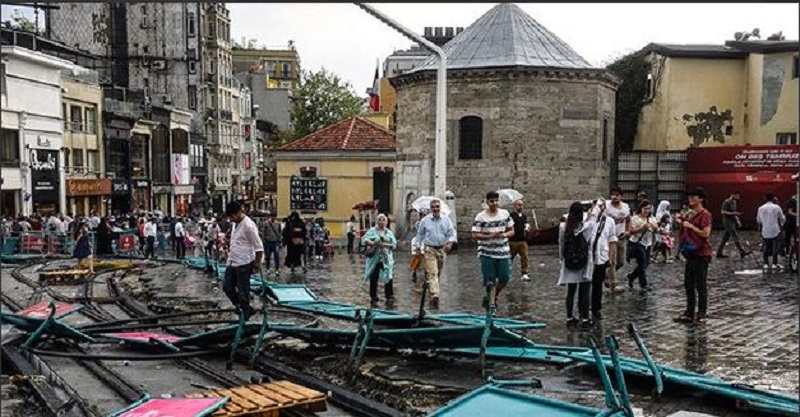 Σφοδρή καταιγίδα «σάρωσε» την Κωνσταντινούπολη – Χαλάζι σε μέγεθος μπάλας του γκολφ (Videos)